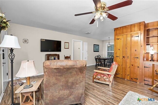 Building Photo - 2052 Gruene Rd