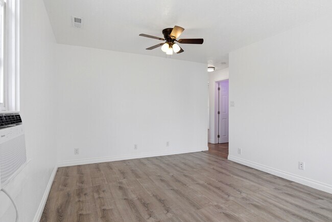 Building Photo - 1060 Sullivan Dr