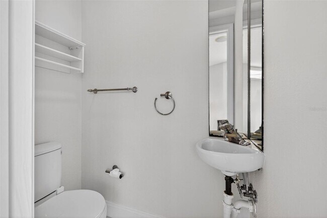 Building Photo - 922 N Shore Dr NE