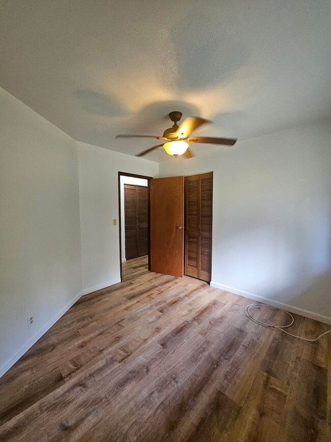 Building Photo - Beautiful 3 Bedroom Home ofd Shower Drive