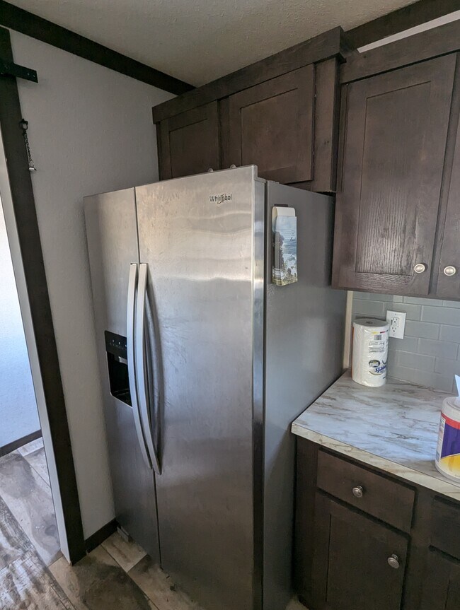 full size refrigerator with ice and water despenser - 179 Davis Rd