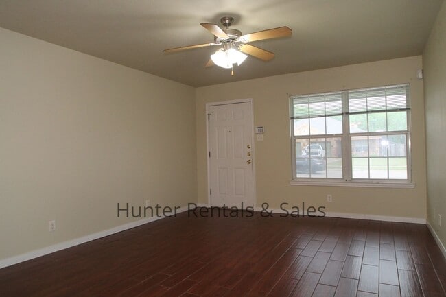 Building Photo - Spacious Duplex!