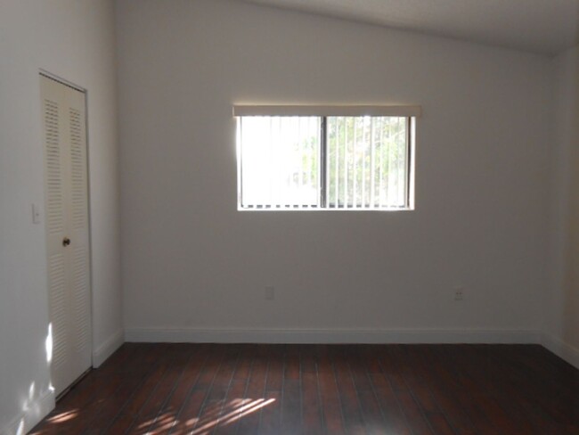 Building Photo - 2B/2B