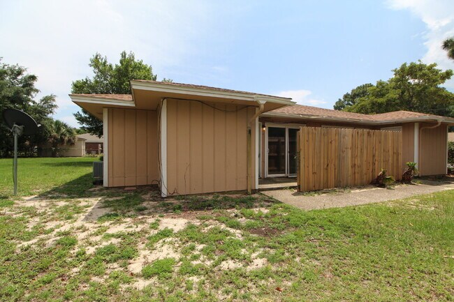 Building Photo - Gulf Breeze 2BR Apartment in Greenbriar with Large Bedrooms, Fenced Patio, Huge Backyard & Water/...