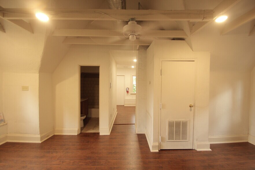 Building Photo - 419 Peebles St