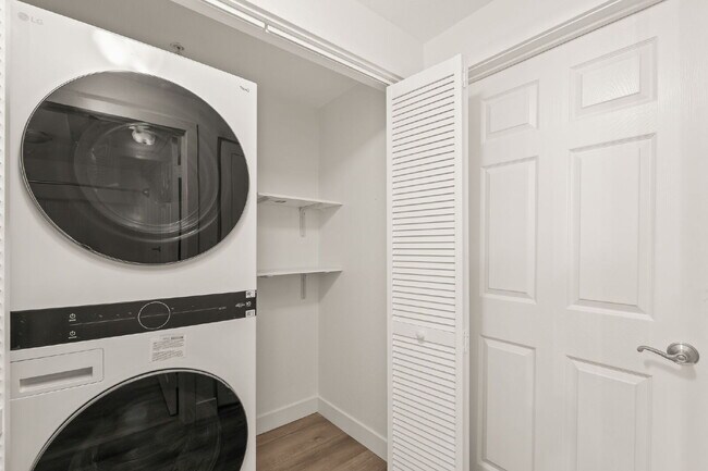 Building Photo - "Spacious, Sophisticated, Modern 3BR, 2BA Condo in the heart of downtown