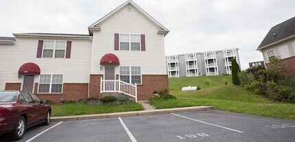 Building Photo - Well Maintained Townhouse in Great Location!