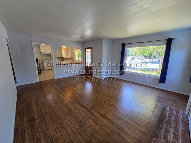Building Photo - Beautiful 2 bedroom, 1 bath in the desirable Montgomery Village neighborhood - Santa Rosa