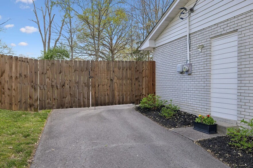 Building Photo - 517 Adamwood Dr
