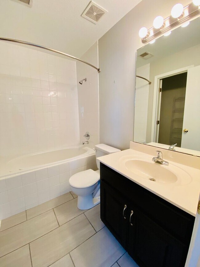 Building Photo - {12337} Spacious Stone Creek Village Townhouse + All Appliances Included + Lawn Care Included + 1...