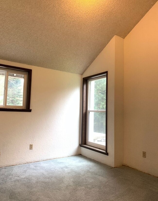 Building Photo - Country living