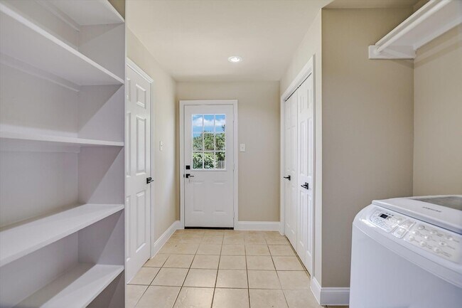 Building Photo - 8111 Hawick Dr