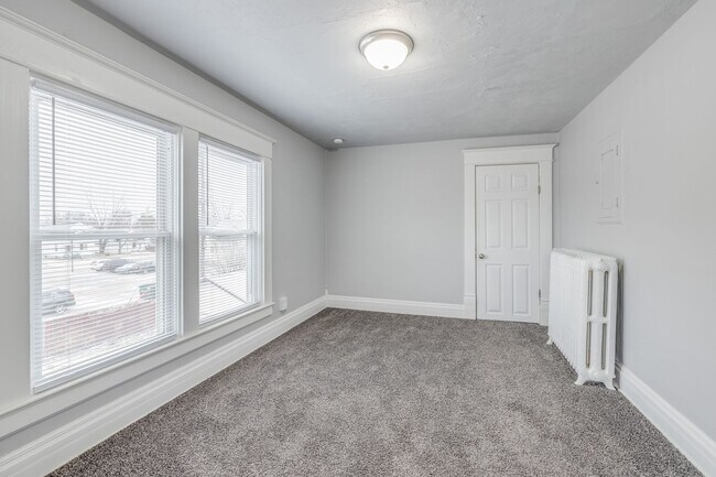 Building Photo - 206 5th St