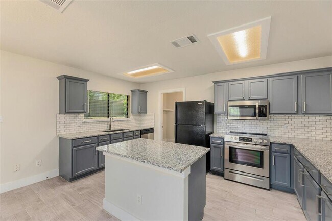 Building Photo - 705 Catumet Dr