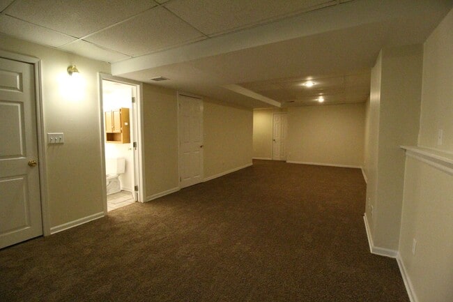 Building Photo - Beautiful 2+ Bedroom 4 Bath Townhome In Ov...
