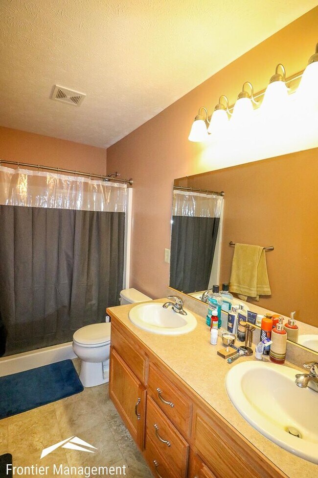 Building Photo - Beautiful 3 bedroom home just minutes from...