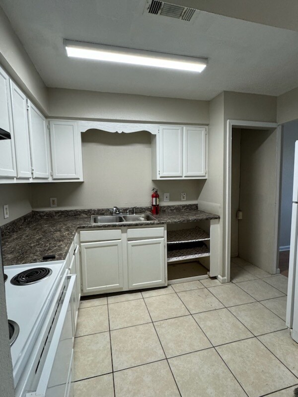 Building Photo - 1714 Cedar Lake Dr