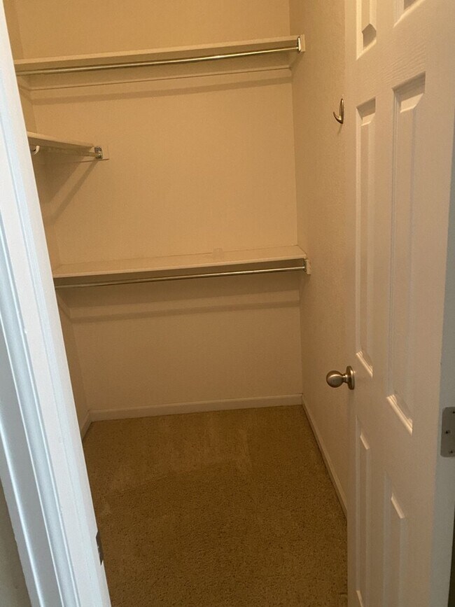 Building Photo - AVAILABLE SEPTEMBER! Charming Townhome in ...