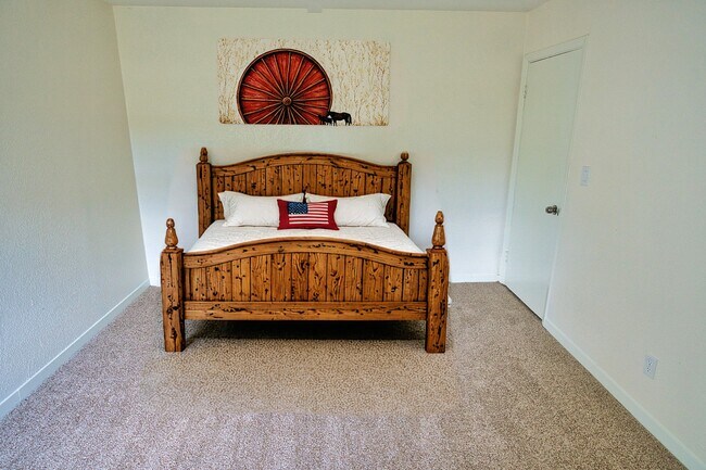 Building Photo - 906 Avenue A