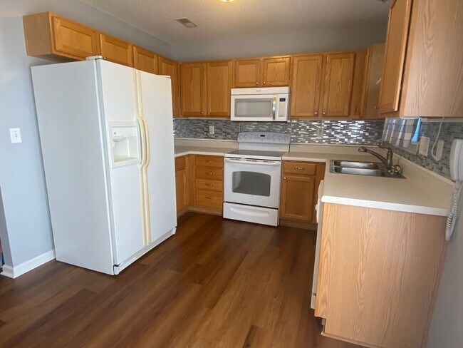 Building Photo - Move-in Ready!