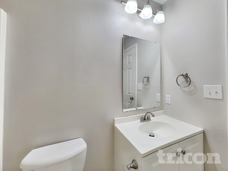 Building Photo - 676 Blue Meadow Dr