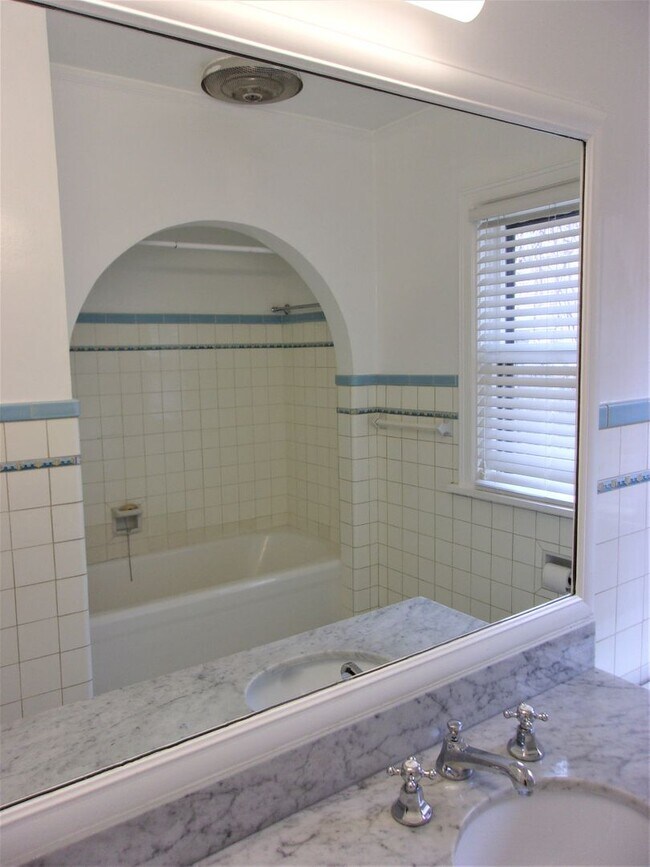 Building Photo - 3 BED 1 BATH TUDOR COTTAGE LAS VEGAS ADDIT...