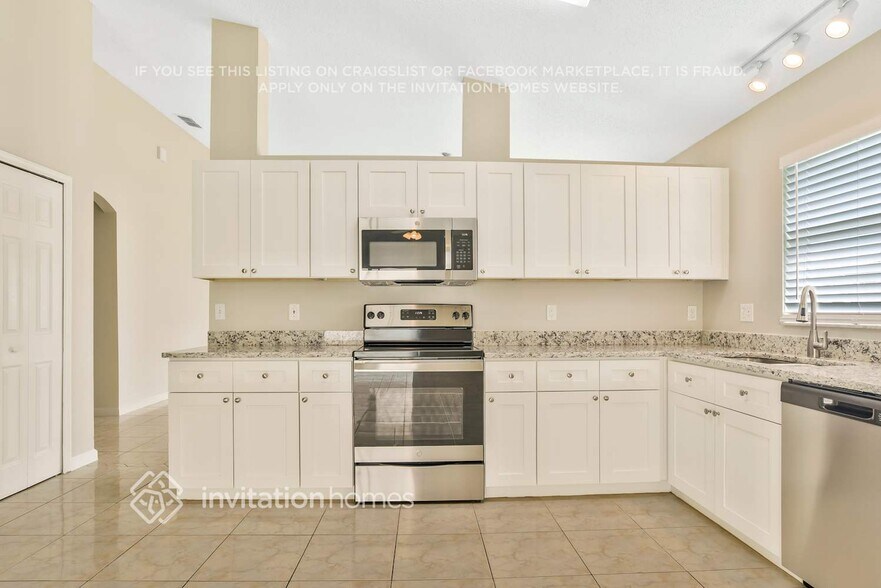 Building Photo - 6558 Cherry Grove Cir