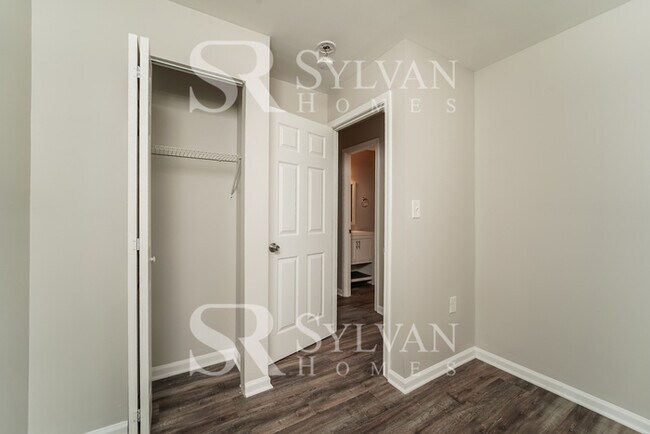 Building Photo - Enjoy living the good life in this 3 bedroom, 1.5 bathroom townhome