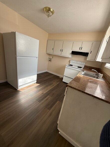 Building Photo - 1736 Greenwood Rd