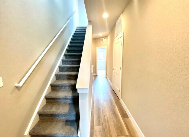 Building Photo - Sleek 3 Bedroom Townhome - Lincoln Park