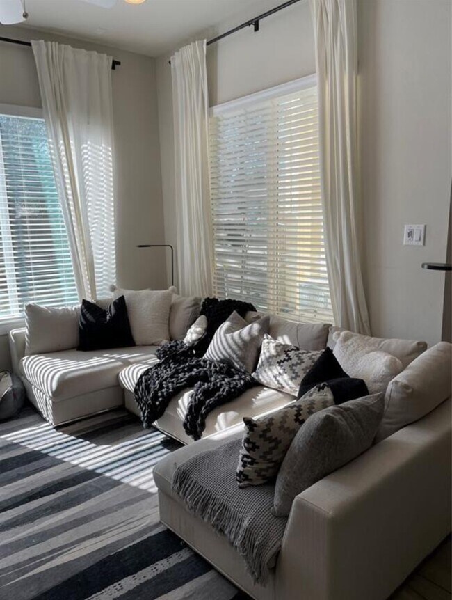 Building Photo - 5204 Hershe St