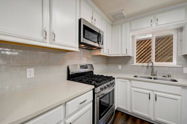 Building Photo - 1316 Espejo St NE