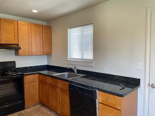 Building Photo - Nice 2 Bedroom 1 Bath Front Duplex-Parking and a Garage with Remote for Easy Access