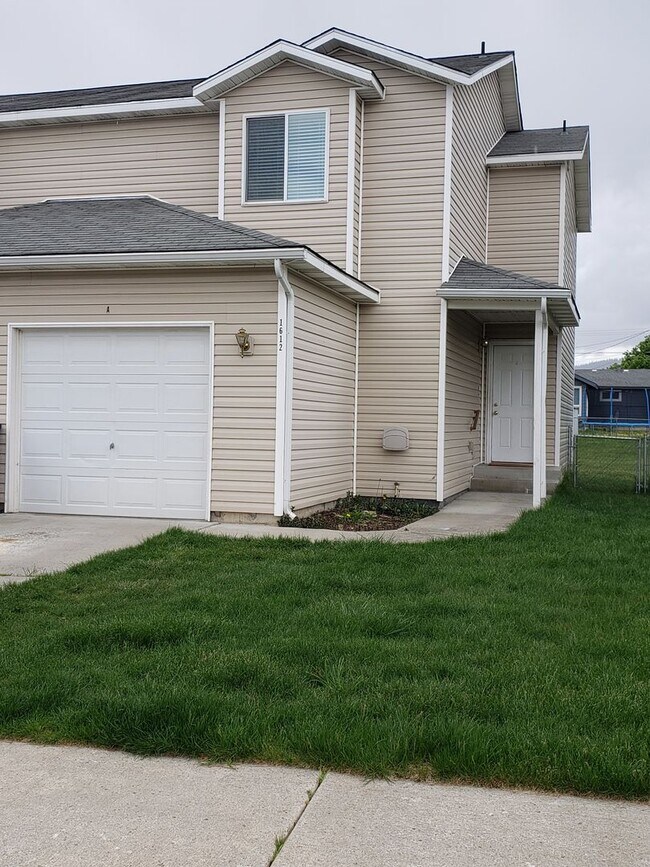 Building Photo - Wonderful Updated 3 bedroom 2 Bath 3 level Duplex in Post Falls.
