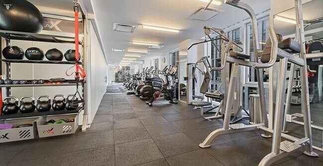 Building Photo - 200 Chambers St