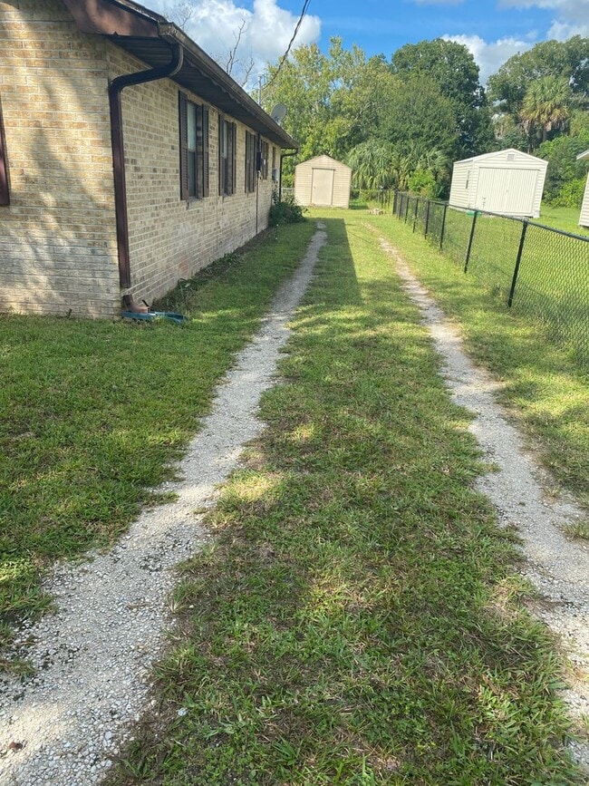 Building Photo - 3 Bedroom 2 Bath home in New Smyrna Beach for RENT!