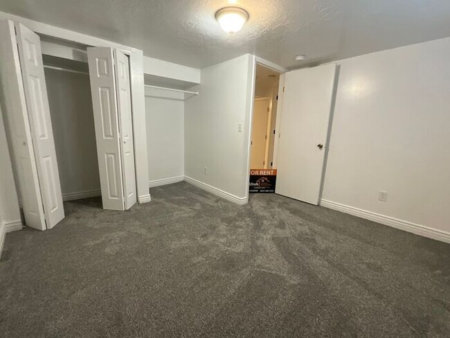 Building Photo - 4 Bedroom 2 Bath Twin Home Move in ready t...