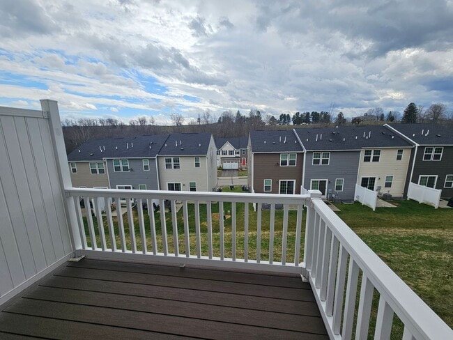 Building Photo - 3 Bedroom, 2.5 Bathroom Townhome, Available NOW