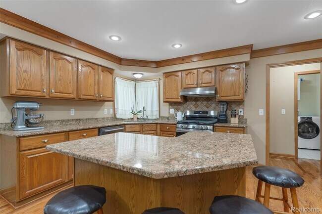 Building Photo - 47105 Liberty Bell Rd E