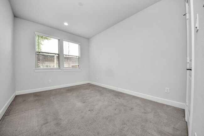 Building Photo - 9577 Neuens Rd