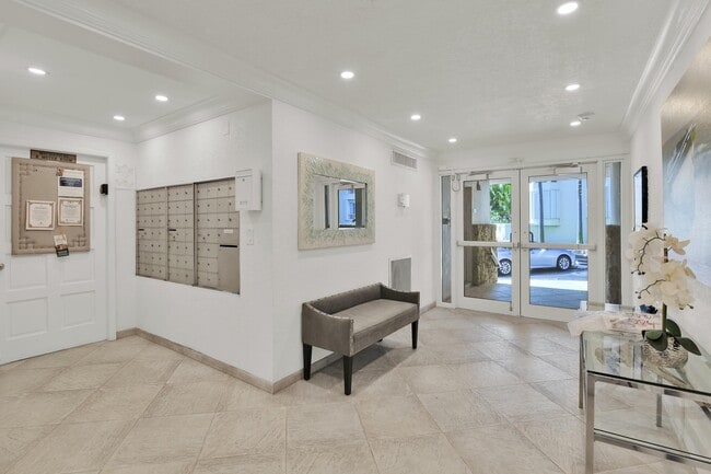 Building Photo - 1069 Hillsboro Mile