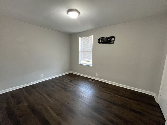 Building Photo - 2 Bedroom Home Minutes from Downtown!