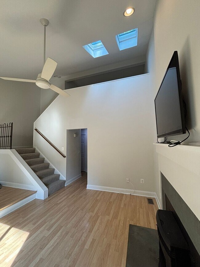 Building Photo - Adorable 1 bedroom 1.5. bath end unit townhouse in Annapolis