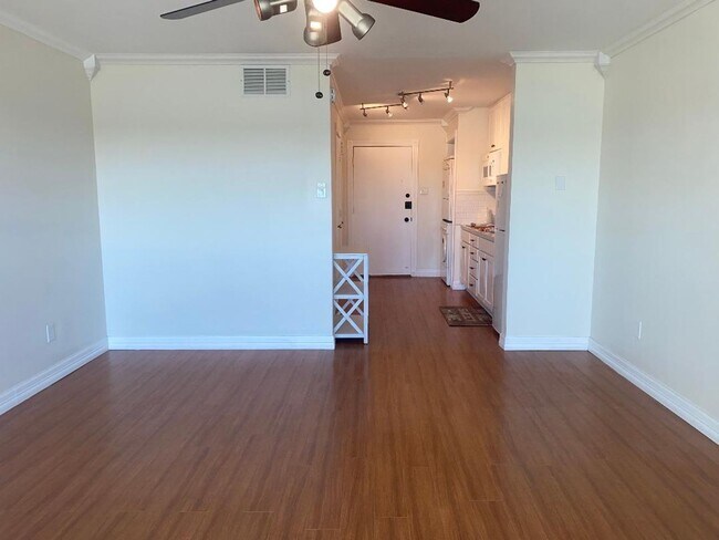 Building Photo - STUDIO CONDO WITH A MILLION DOLLAR LAKE VIEW