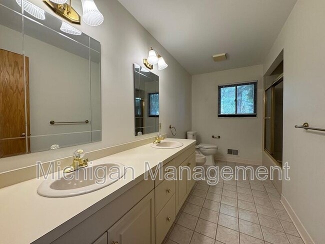 Building Photo - 40250 Pinetree Dr