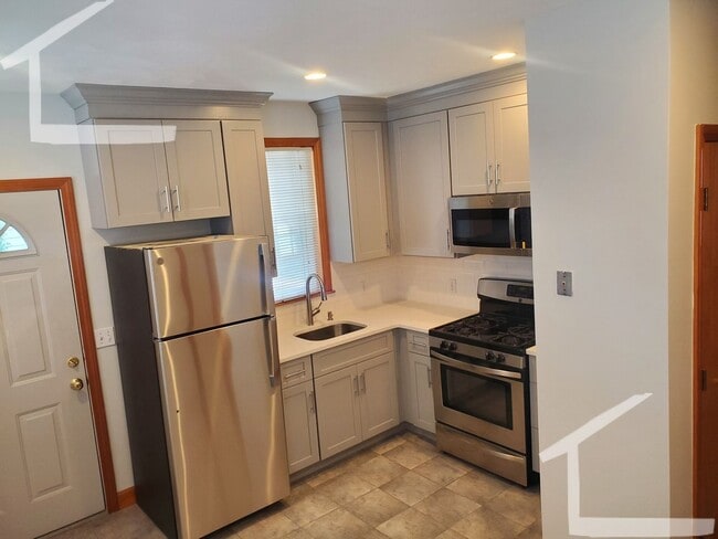 Building Photo - Nicely renovated unit with parking included!