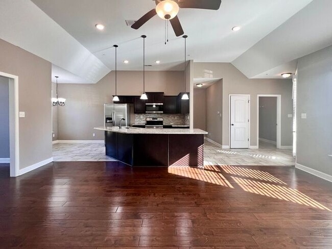 Building Photo - (COMING SOON!) 3bed/2bath Townhome w/Garag...
