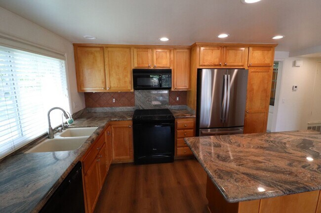 Building Photo - 1050 Pacifica Dr