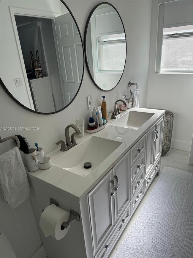 Building Photo - 2911 Monroe St