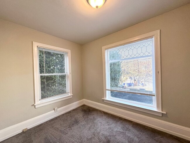 Building Photo - HAWTHORNE 2 BED 1 BATH VINTAGE APARTMENT!!